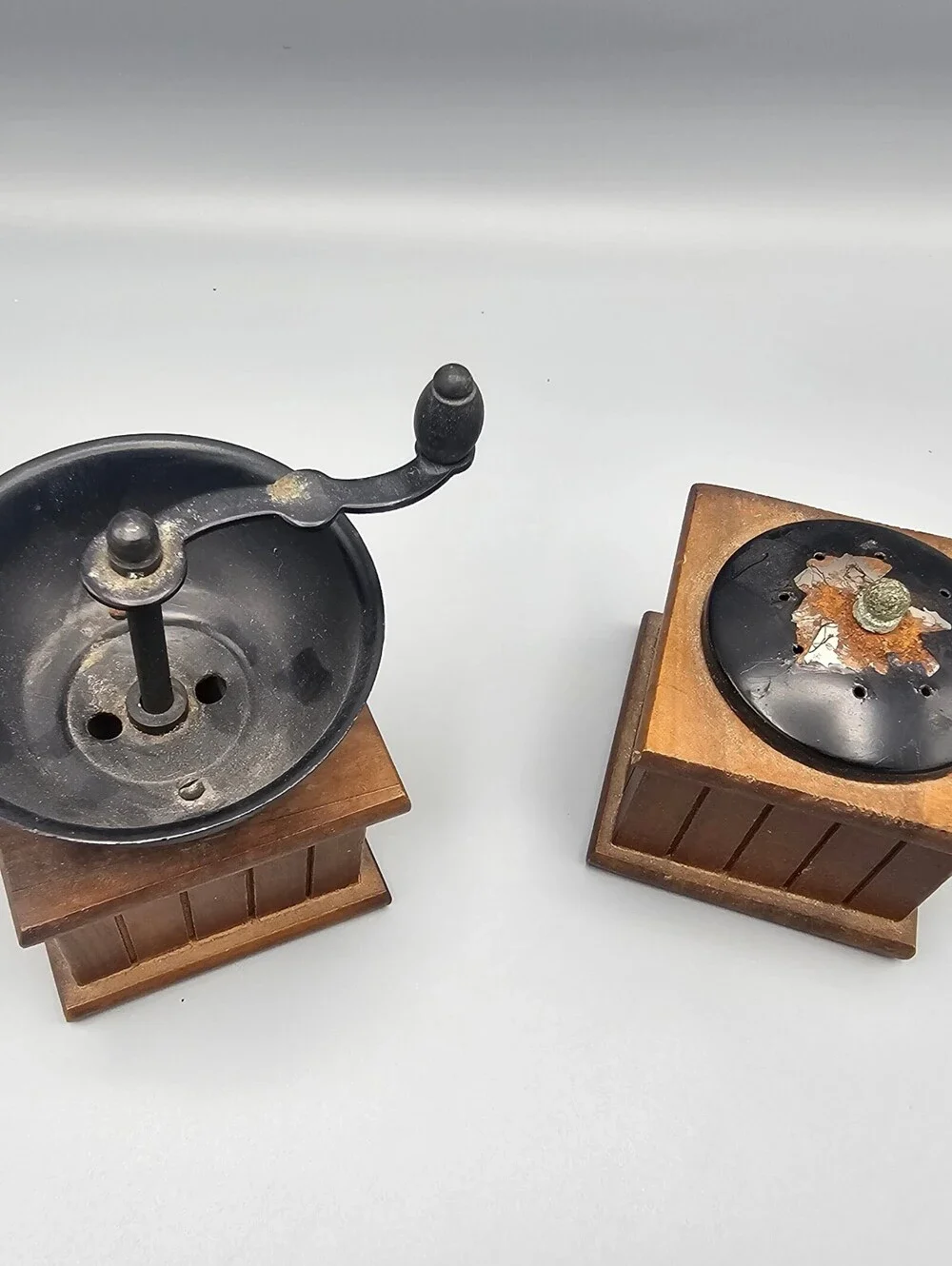 Vintage Manual Pepper Grinder Set with Wooden Base and Metal Components